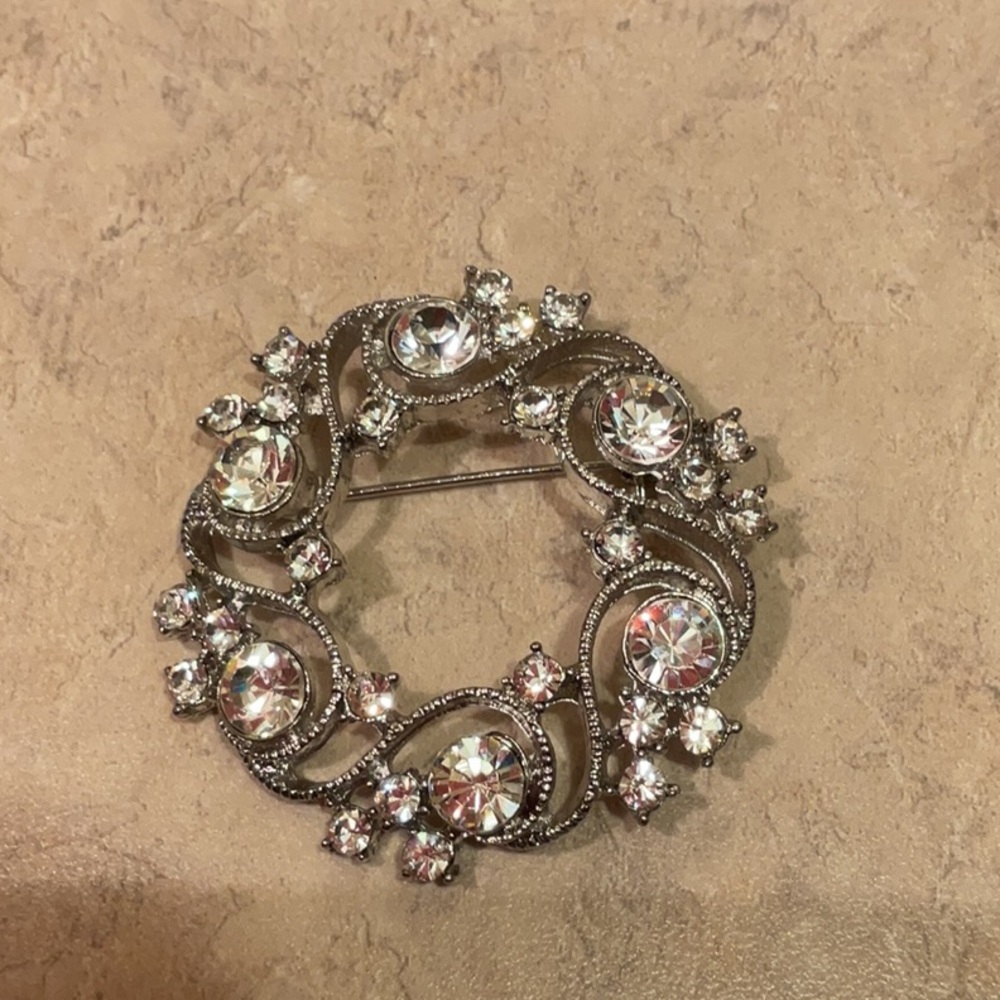 Vintage Clear white Rhinestone Brooch.